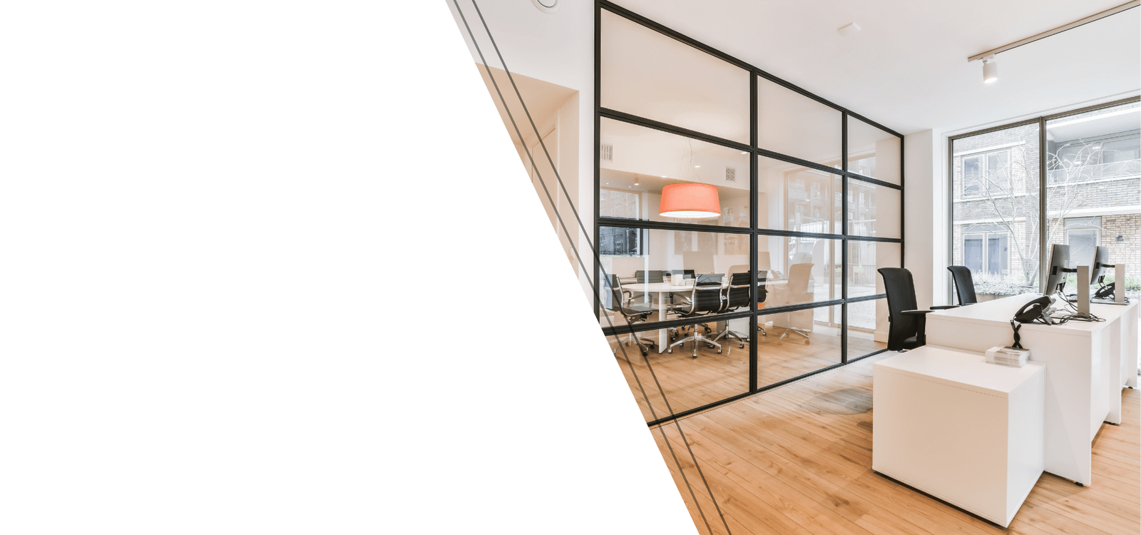 Ambiente de escritório com sala de reunião e estações de trabalho